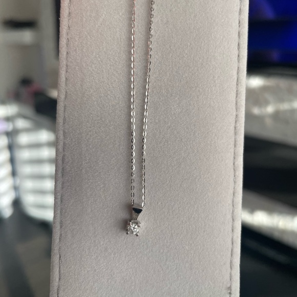 Singal Canadian diamond necklace - Picture 3 of 5